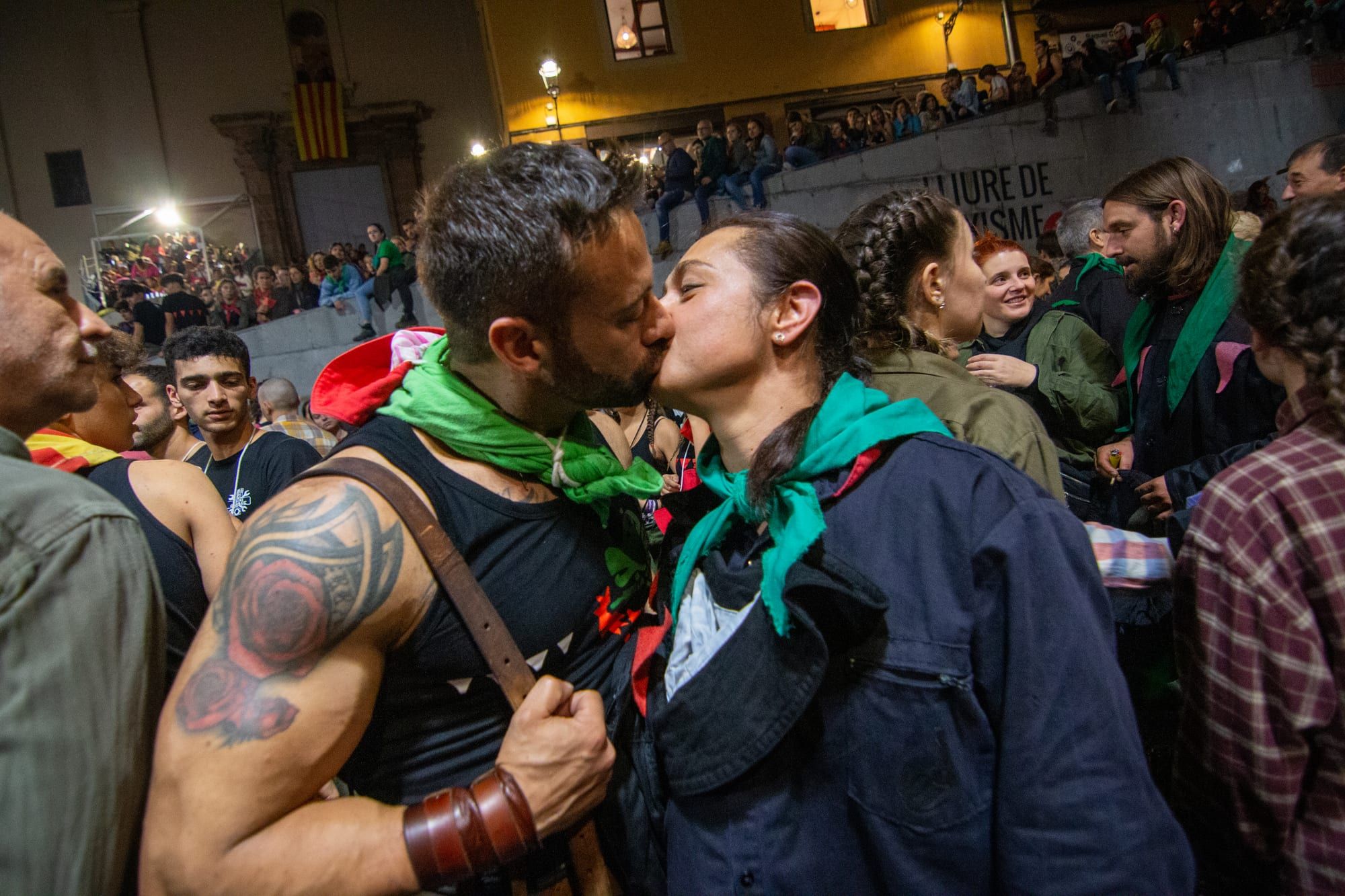 Vestimenta verda i vermella de La Guita Grossa al ple de la Patum