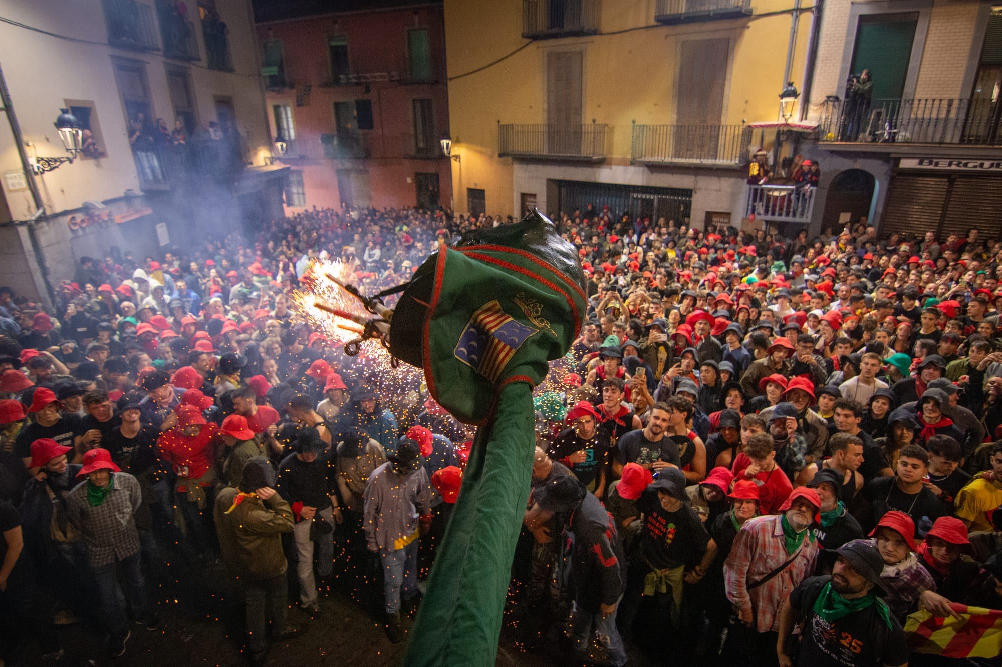 Detall de la guita amb foc i espurnes de la Patum de Berga