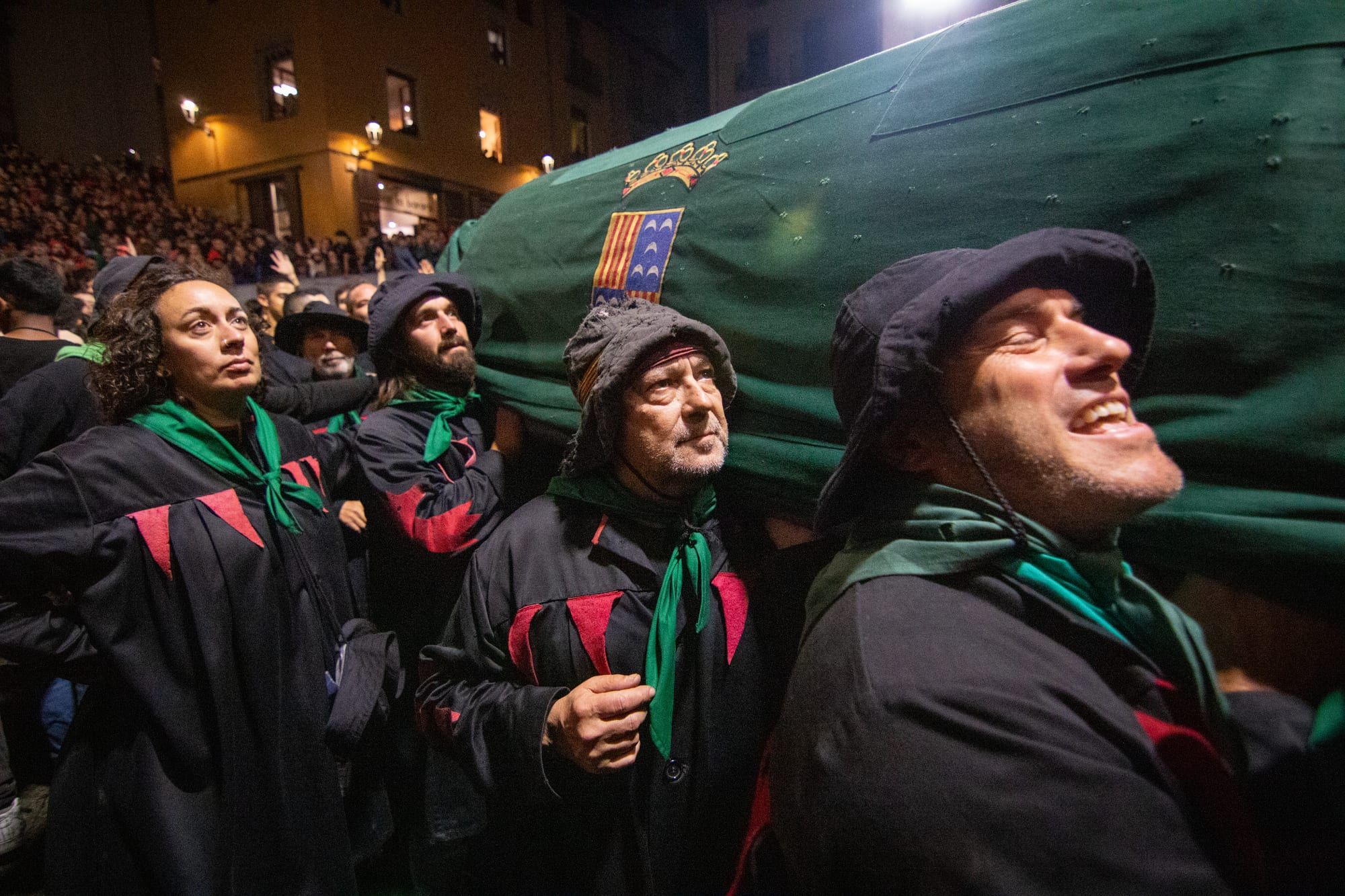 La comparsa rodejada de gent al ple de migdia